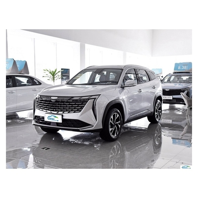Ontdek de Gas-Electric Hybrid Boyue L Compact Car van Geely met donkere interieurkleur