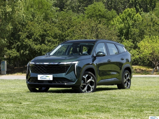 Ontdek de Gas-Electric Hybrid Boyue L Compact Car van Geely met donkere interieurkleur