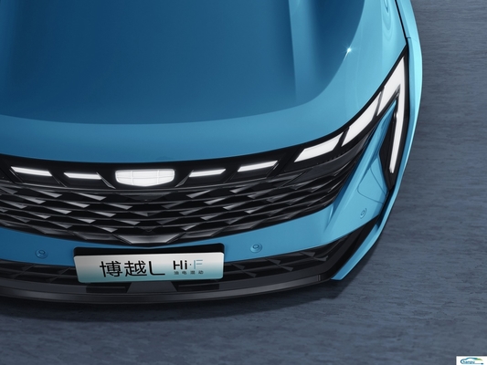 Ontdek de Gas-Electric Hybrid Boyue L Compact Car van Geely met donkere interieurkleur