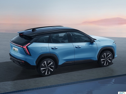Ontdek de Gas-Electric Hybrid Boyue L Compact Car van Geely met donkere interieurkleur