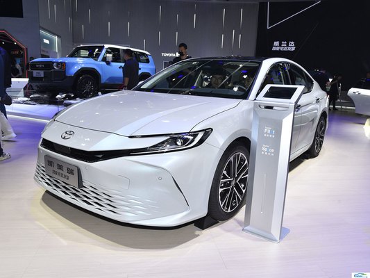 Hoofdrek en stoffenzitjes van aluminiumlegering 2024 Toyota Camry Ride-On Car voor passagiers
