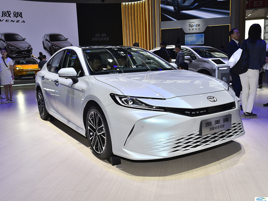 Hoofdrek en stoffenzitjes van aluminiumlegering 2024 Toyota Camry Ride-On Car voor passagiers
